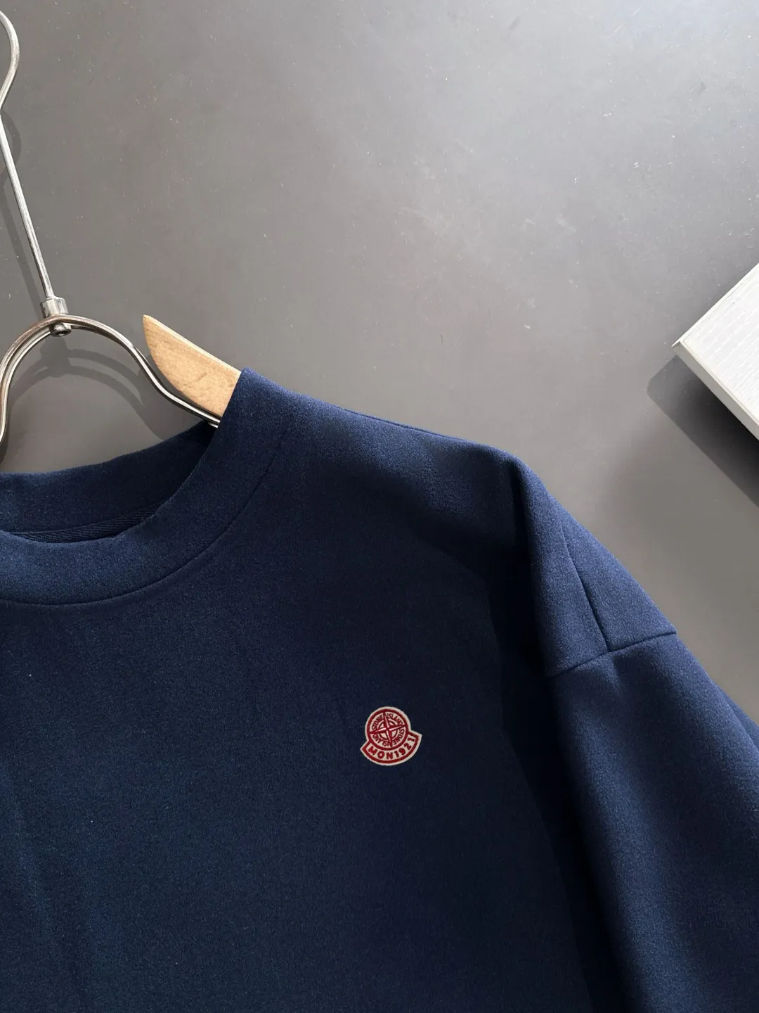 Next day shipment P360 Stone lsland/Stone Island Exclusive launch of 25ss new autumn and winter long sleeves Many celebrities have the same style. Craftsmanship that ordinary small workshops cannot copy. No matter in terms of materials, detail restoration and craftsmanship, we are not afraid of any challenges, just to provide you with wonderful products. Compare the top original versions at will. No expense is spared just to do better. Unique imported fabric feel. Purely imported German machine production. Precision operation and 10,000-needle density. A full set of new accessories with three standards can be customized simultaneously. The upper body is versatile and fashionable. The perfect choice for autumn and winter. A must-have item. Size chart: M to XL (or please state your height and weight when placing an order)